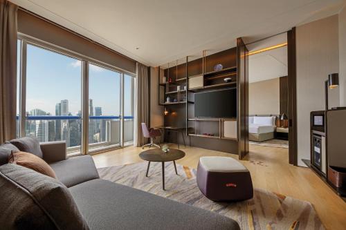 Suite Crest con cama extragrande, acceso al salón L65, 2 balcones y vistas panorámicas - Planta superior del hotel Swissotel The Stamford, Singapore. Foto 7