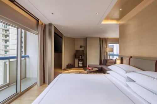 Suite Signature con cama extragrande, 2 balcones y vistas a la ciudad del hotel Swissotel The Stamford, Singapore. Foto 8