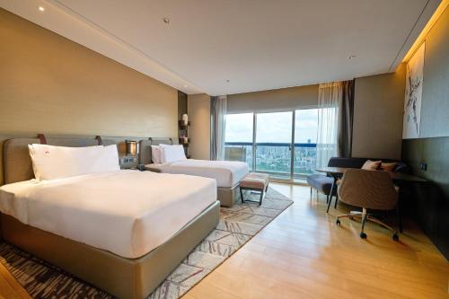 Alojamiento Executive con 2 camas dobles, acceso al salón L65, balcón y vistas a la ciudad - Planta superior del hotel Swissotel The Stamford, Singapore. Foto 8