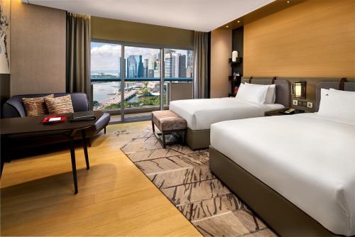 Alojamiento Premier Marina Bay con 2 camas dobles, balcón y vistas a Marina Bay del hotel Swissotel The Stamford, Singapore. Foto 5