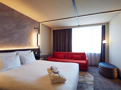 Habitación Superior con 1 cama doble y sofá - cama del hotel Novotel Zurich Airport Messe. Foto 2