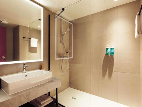 Habitación Doble Superior del hotel Novotel Zurich Airport Messe. Foto 3