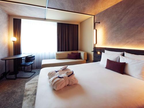 Habitación Doble Executive con sofá cama del hotel Novotel Zurich Airport Messe