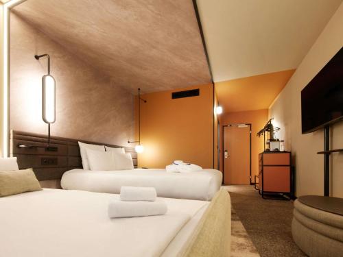 Habitación Executive con 1 cama doble y sofá del hotel Novotel Zurich Airport Messe. Foto 3