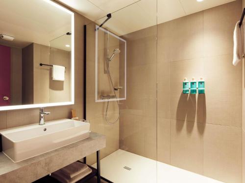 Habitación Executive con 1 cama doble y sofá del hotel Novotel Zurich Airport Messe. Foto 10