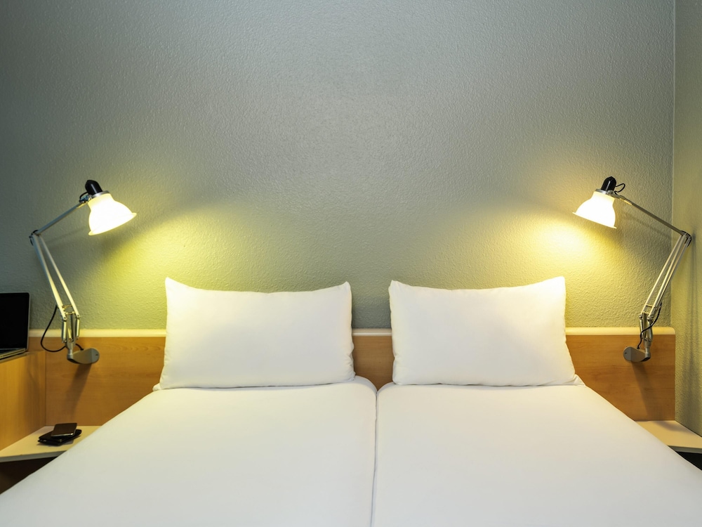 Habitación estándar, 2 camas individuales del hotel ibis Paris La Villette Cité des Sciences 19ème. Foto 2