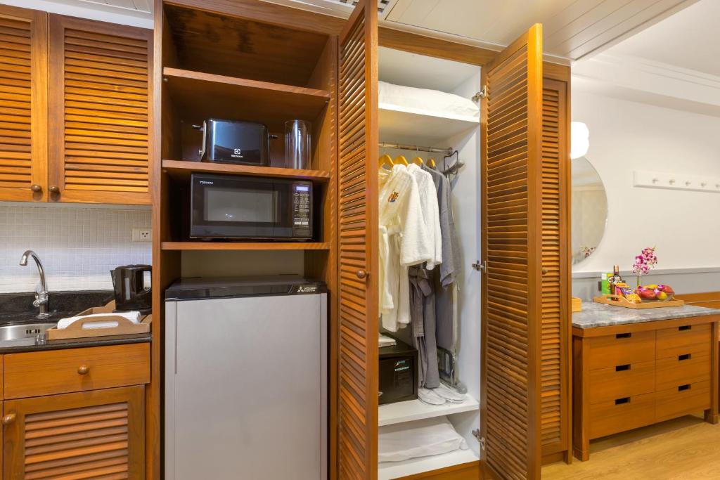 Estudio Acceso Piscina Royal del hotel Sunwing Bangtao Beach. Foto 1