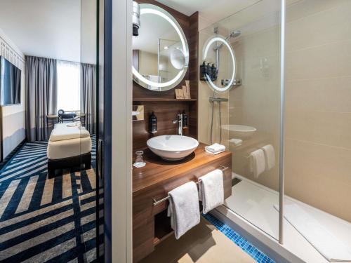 Habitación Privilege con cama extragrande del hotel Mercure Wien City. Foto 6