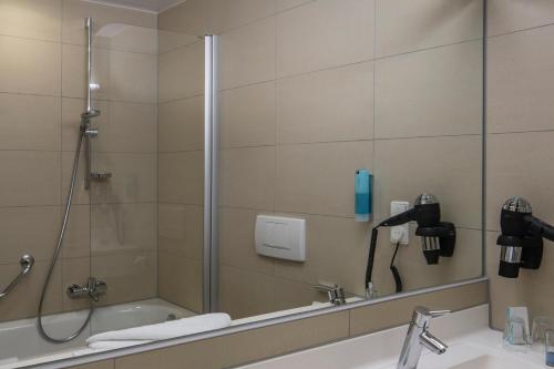 Habitación Clásica del hotel Austria Trend Europa Salzburg. Foto 3