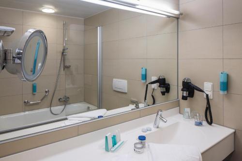 Habitación Clásica del hotel Austria Trend Europa Salzburg. Foto 5