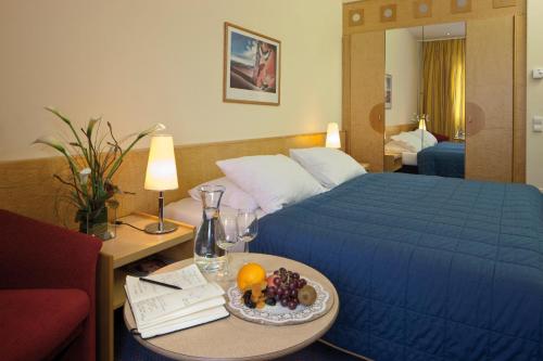 Habitación Familiar del hotel Austria Trend Europa Salzburg. Foto 1