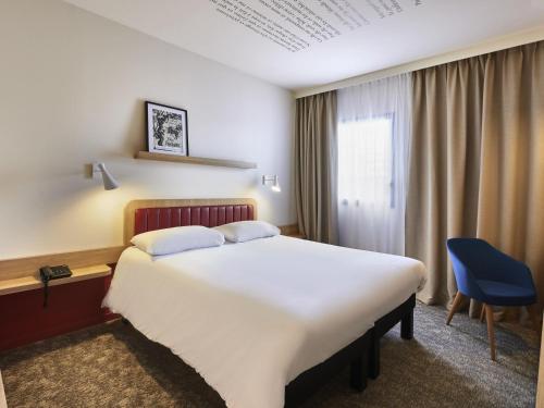 Habitación Standard con cama doble del hotel ibis Styles La Roche-sur-Yon
