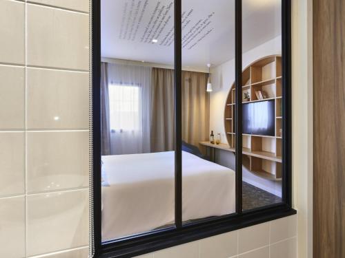 Habitación Standard con cama doble del hotel ibis Styles La Roche-sur-Yon. Foto 1