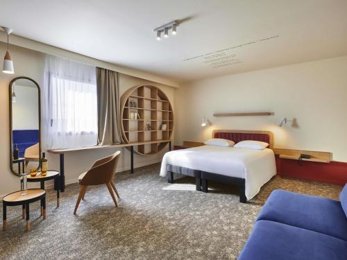 Habitación Superior con cama doble y sofá cama para dos personas del hotel ibis Styles La Roche-sur-Yon