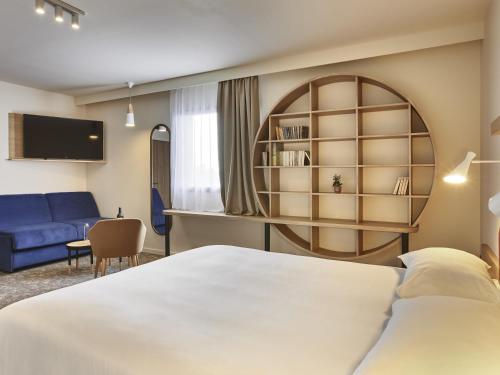 Habitación Superior con cama doble y sofá cama para dos personas del hotel ibis Styles La Roche-sur-Yon. Foto 1