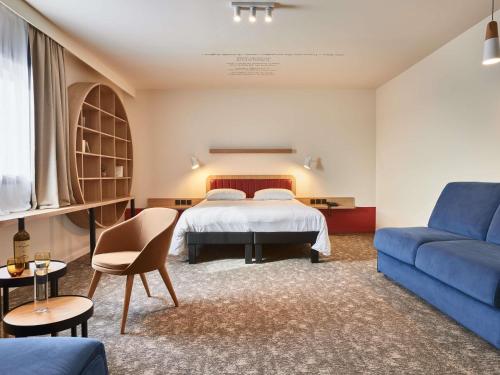 Habitación Superior con cama doble y sofá cama para dos personas del hotel ibis Styles La Roche-sur-Yon. Foto 2