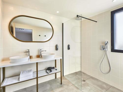 Habitación Superior con cama doble y sofá cama para dos personas del hotel ibis Styles La Roche-sur-Yon. Foto 4