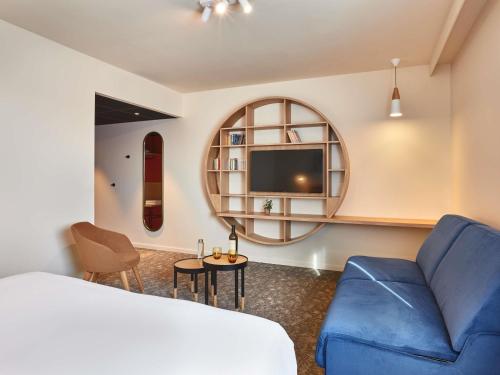 Habitación Superior con cama doble y sofá cama para dos personas del hotel ibis Styles La Roche-sur-Yon. Foto 6
