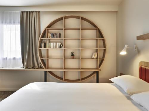 Habitación Superior con cama doble y sofá cama para dos personas del hotel ibis Styles La Roche-sur-Yon. Foto 8