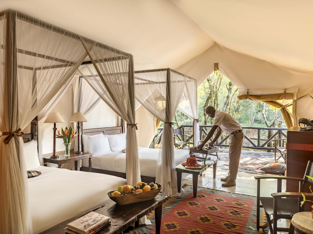 Habitación, 2 camas de matrimonio (Riverfront Tent with Twin Beds) del hotel Fairmont Mara Safari Club. Foto 2