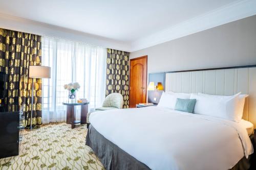 Habitación Club con cama extragrande del hotel Renaissance Brussels. Foto 1