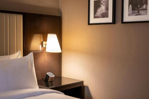 Habitación Deluxe con cama extragrande del hotel Renaissance Brussels. Foto 1