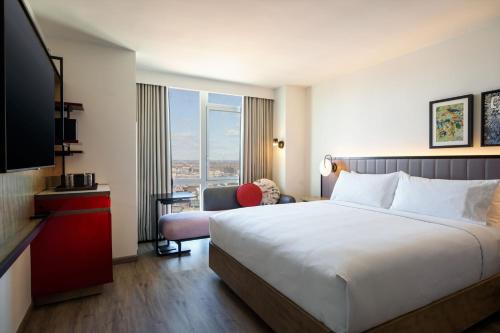 Habitación con cama extragrande y acceso al salón VIP - Planta VIP del hotel Renaissance New York Flushing Hotel at Tangram