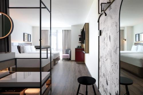 Habitación Doble Estándar - Adaptada para personas con discapacidad auditiva del hotel Renaissance New York Flushing Hotel at Tangram. Foto 1