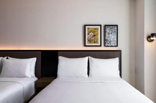 Habitación Doble Estándar - Adaptada para personas con discapacidad auditiva del hotel Renaissance New York Flushing Hotel at Tangram. Foto 2