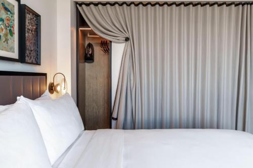 Habitación Estándar con cama extragrande - Adaptada para personas con discapacidad auditiva del hotel Renaissance New York Flushing Hotel at Tangram. Foto 1