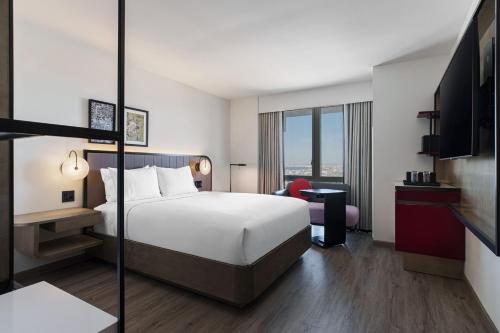 Queen Room with Transfer Shower - Mobility and Hearing Accessible del hotel Renaissance New York Flushing Hotel at Tangram