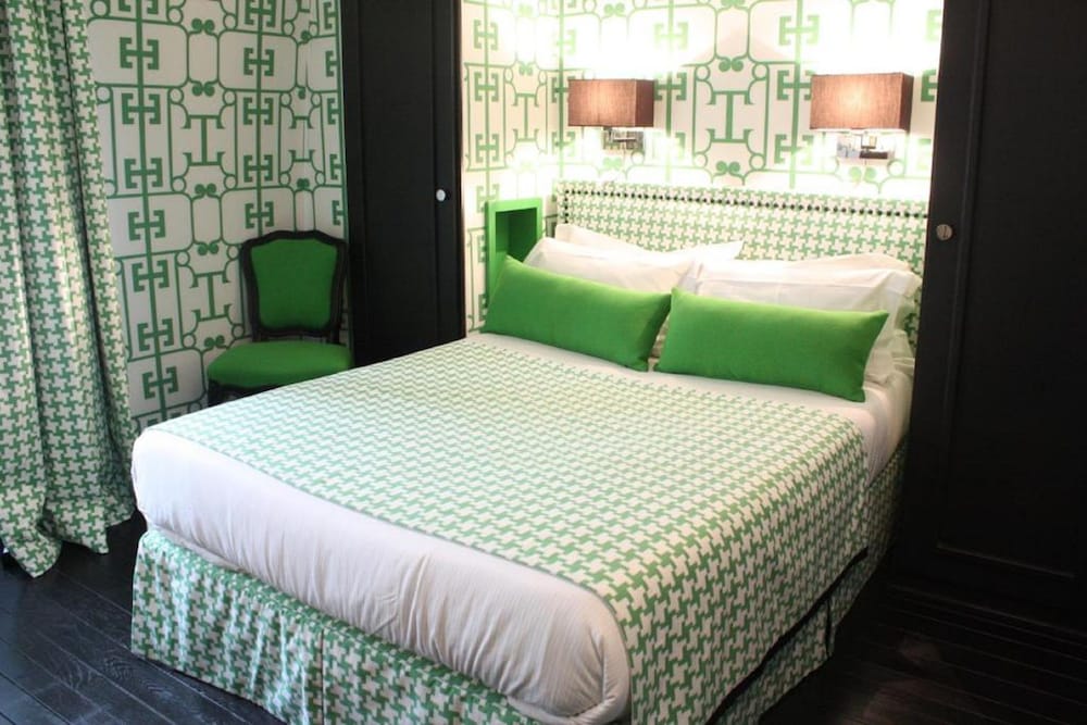 Habitación superior con 1 cama doble o 2 individuales del hotel Monceau Elysées. Foto 1