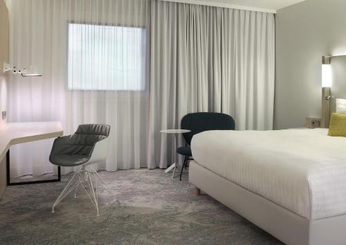 Habitación Deluxe con cama extragrande y servicio de enlace con el aeropuerto gratuito del hotel The Jangle Hotel - Paris - Charles de Gaulle - Airport. Foto 1