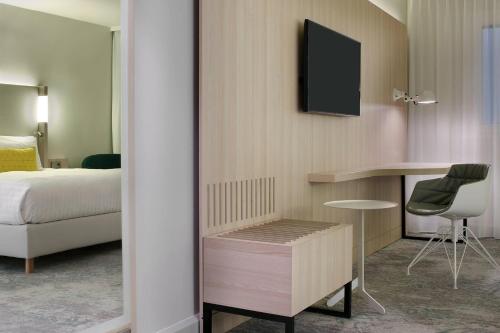Habitación Deluxe con cama extragrande y servicio de enlace con el aeropuerto gratuito del hotel The Jangle Hotel - Paris - Charles de Gaulle - Airport. Foto 5