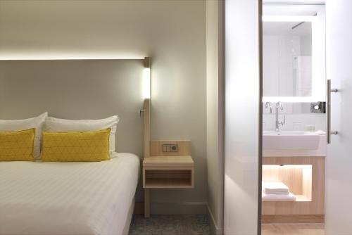 Habitación Deluxe con cama extragrande y servicio de enlace con el aeropuerto gratuito del hotel The Jangle Hotel - Paris - Charles de Gaulle - Airport. Foto 7