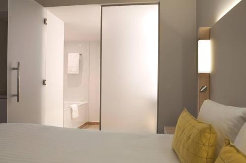 Junior King Suite with Sofa Bed - Free Airport Shuttle del hotel The Jangle Hotel - Paris - Charles de Gaulle - Airport. Foto 1
