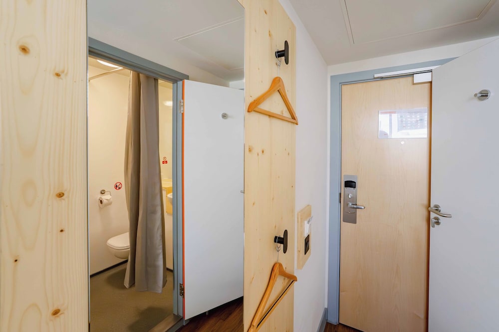 Twin Room del hotel easyLondon Croydon. Foto 3