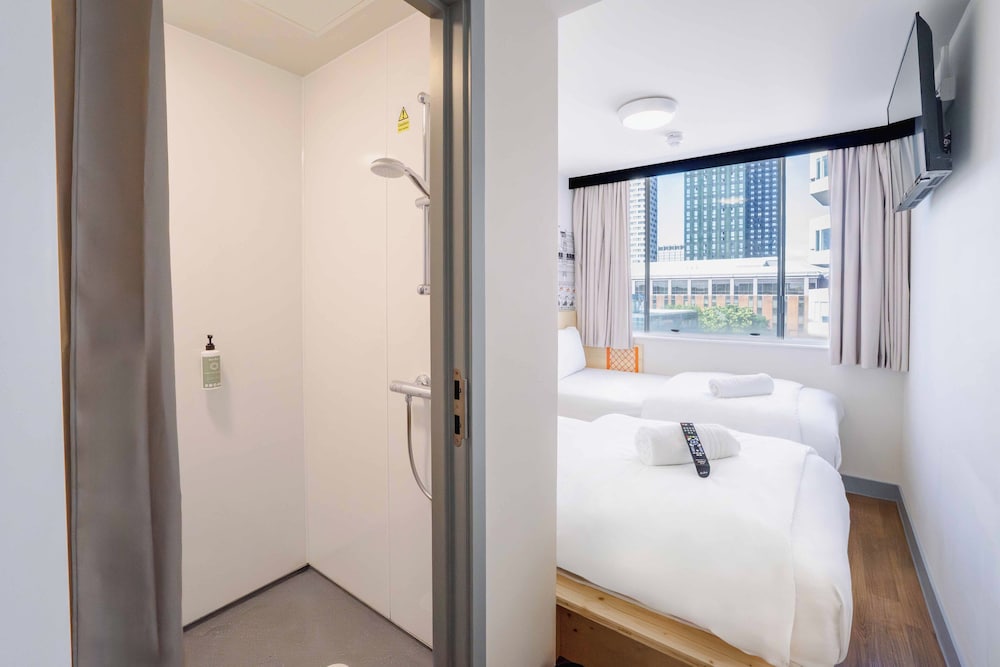 Twin Room del hotel easyLondon Croydon. Foto 9
