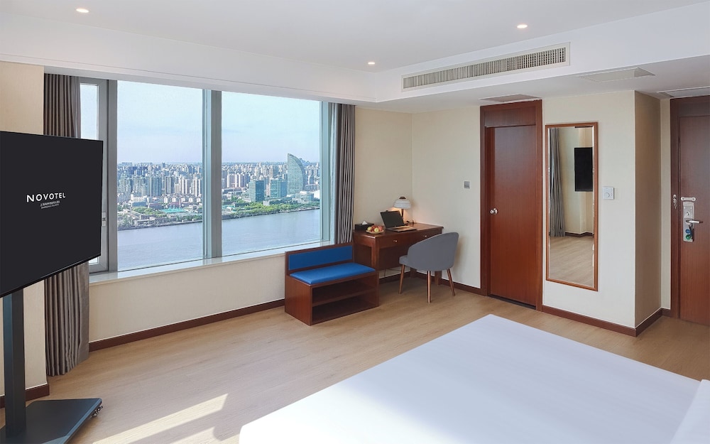 Habitación superior, 1 cama de matrimonio grande del hotel Novotel Shanghai Atlantis. Foto 1