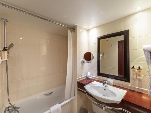 Habitación Twin Clásica del hotel Mercure Paris Gare Montparnasse TGV. Foto 1