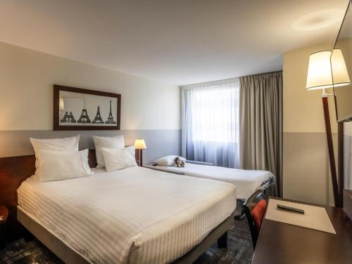 Habitación Superior con 1 cama doble y 1 cama individual del hotel Mercure Paris Gare Montparnasse TGV. Foto 4