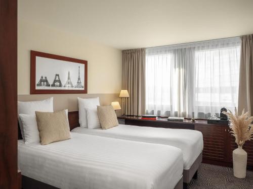 Habitación Familiar - 1 cama doble y 2 camas individuales del hotel Mercure Paris Gare Montparnasse TGV. Foto 1