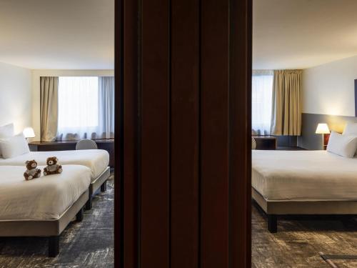 Habitación Familiar - 1 cama doble y 2 camas individuales del hotel Mercure Paris Gare Montparnasse TGV. Foto 2