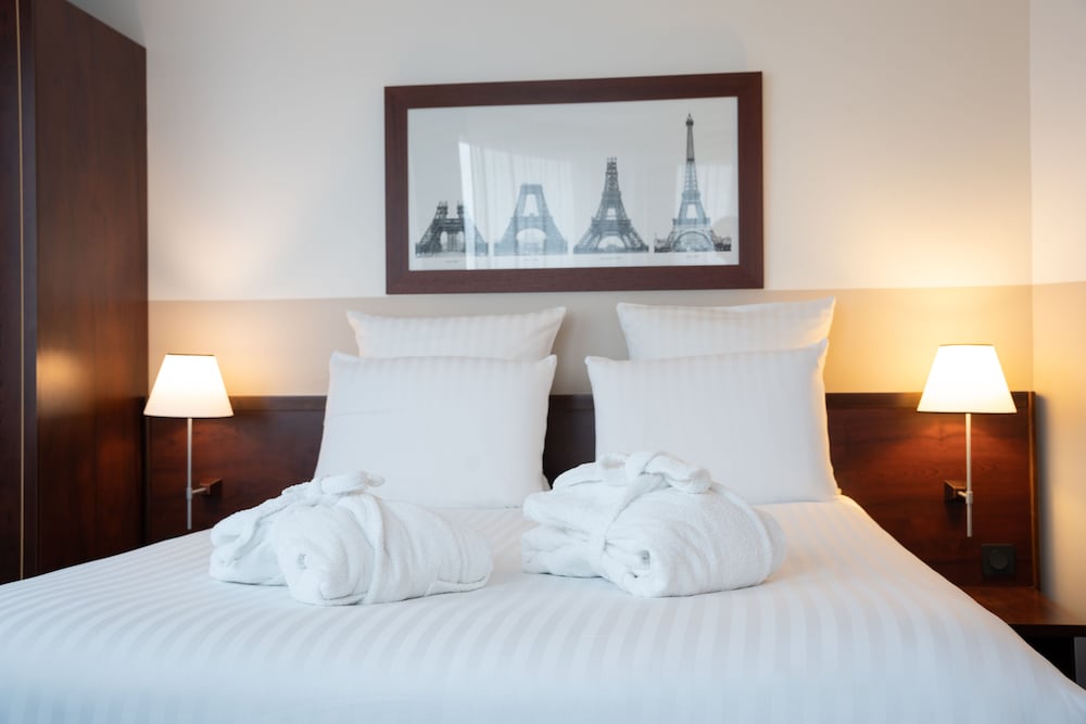 Habitación Superior, 1 cama doble, vista a la Torre Eiffel del hotel Mercure Paris Gare Montparnasse TGV. Foto 9