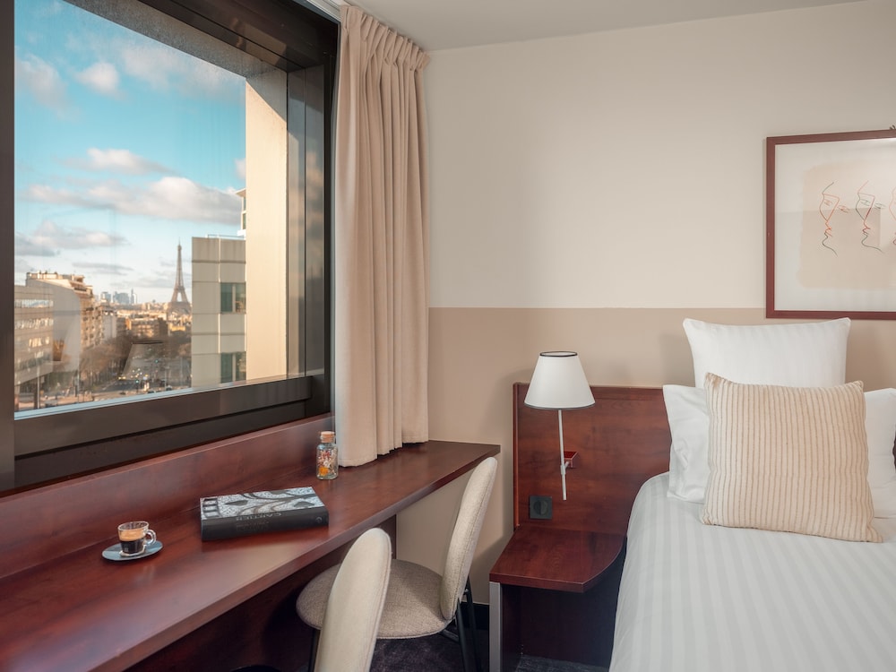 Habitación Superior, 1 cama doble, vista a la Torre Eiffel del hotel Mercure Paris Gare Montparnasse TGV. Foto 14