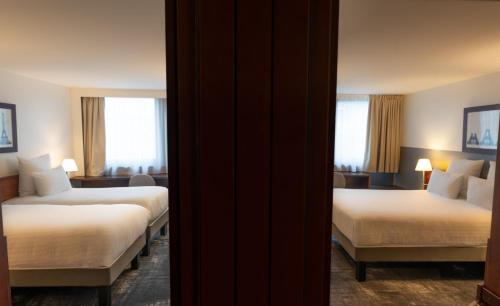 Habitación Familiar - 1 cama doble y 2 camas individuales del hotel Mercure Paris Gare Montparnasse TGV. Foto 10