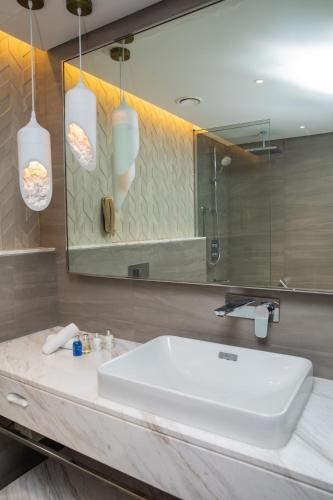 Habitación Executive con acceso al salón y acceso gratuito a la piscina de surf, al parque de aventuras, a la piscina de olas y al río lento del hotel Radisson Blu and Resort, Abu Dhabi Corniche. Foto 4