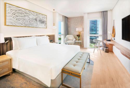 Suite con acceso al salón que incluye acceso gratuito a la piscina de surf, al parque de aventuras, a la piscina de olas y al río lento. del hotel Radisson Blu and Resort, Abu Dhabi Corniche
