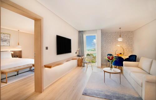 Suite Executive con vistas al mar, acceso al salón y acceso gratuito a la piscina de surf, al parque de aventuras, a la piscina de olas y al río lento del hotel Radisson Blu and Resort, Abu Dhabi Corniche