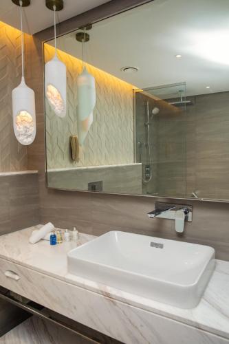 Habitación Premium con vistas al mar y acceso gratuito a la piscina de surf, al parque de aventuras, a la piscina de olas y al río lento - Planta superior del hotel Radisson Blu and Resort, Abu Dhabi Corniche